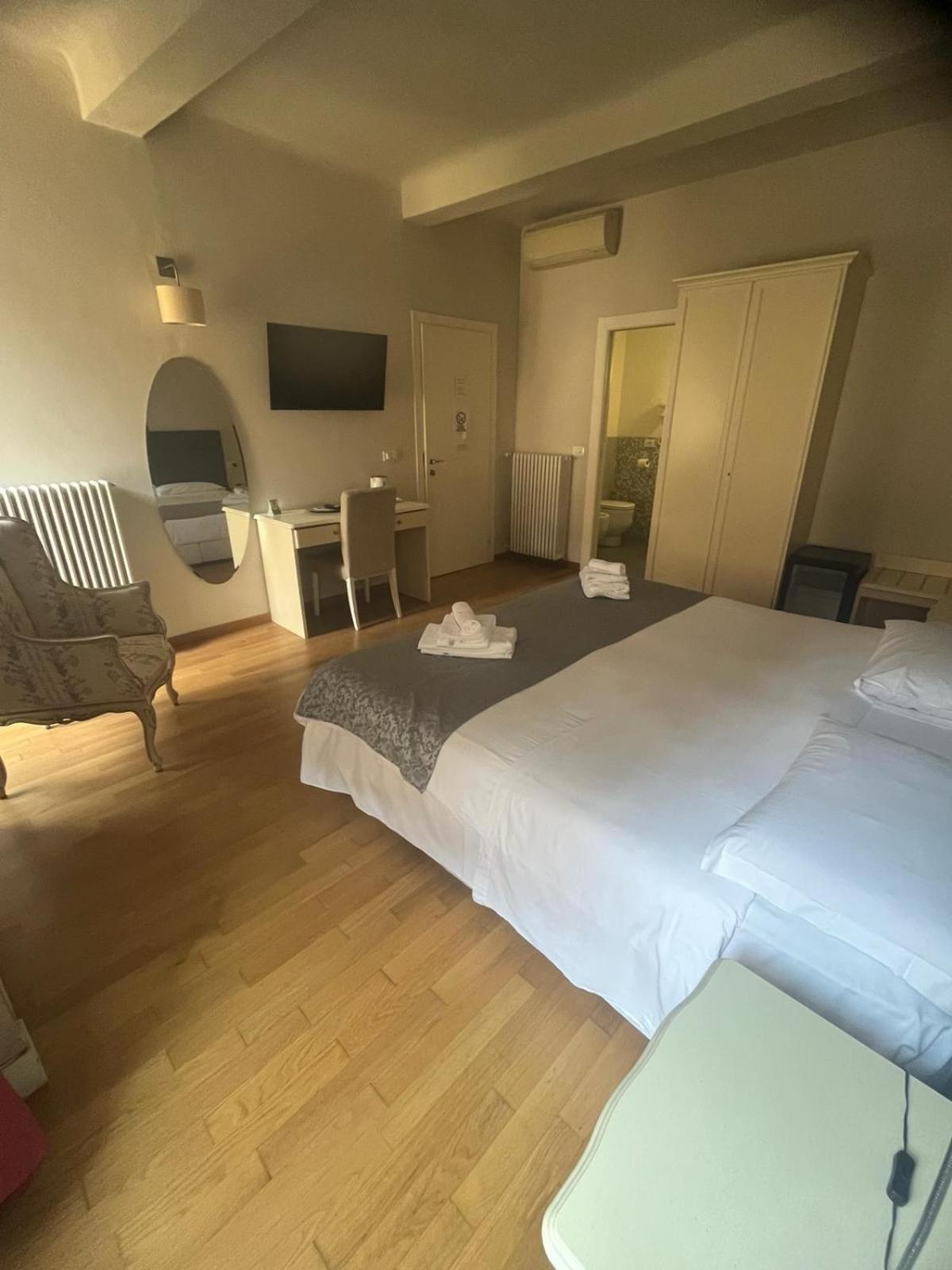 Honey Rooms Φεράρα Εξωτερικό φωτογραφία