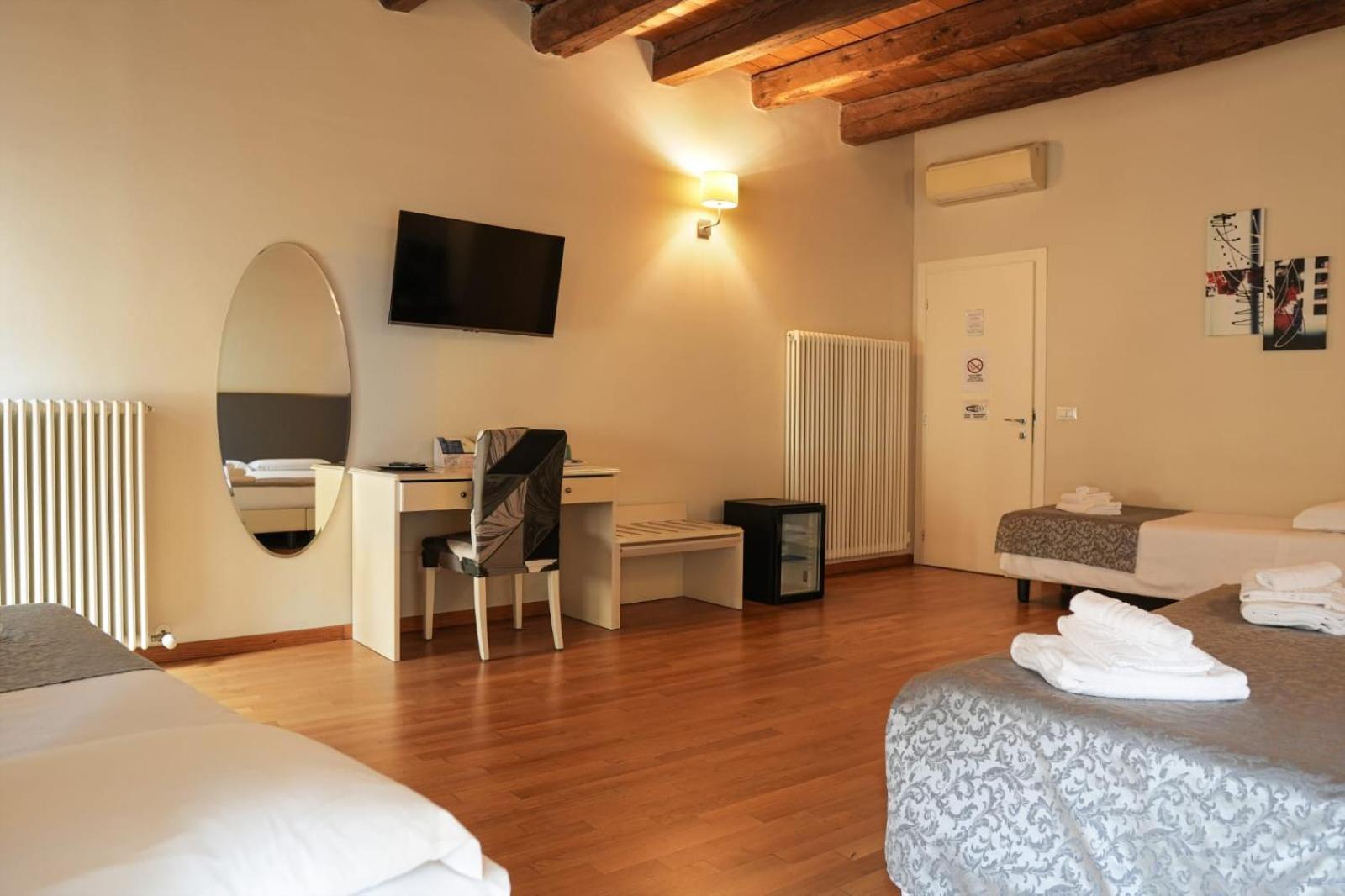 Honey Rooms Φεράρα Εξωτερικό φωτογραφία