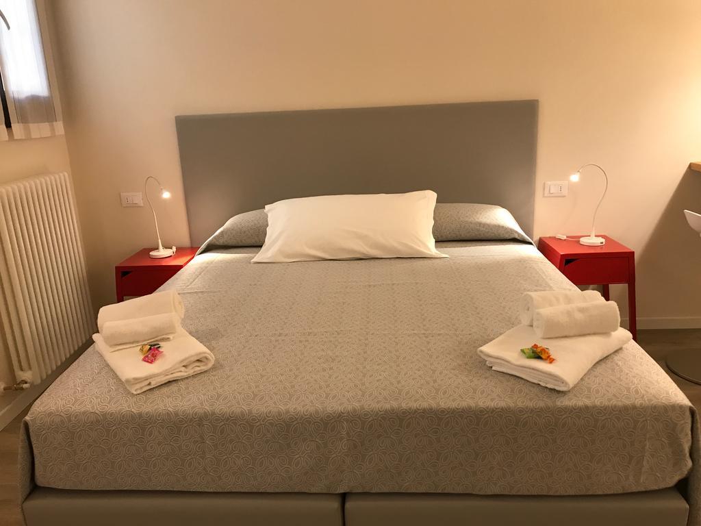 Honey Rooms Φεράρα Εξωτερικό φωτογραφία